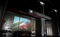 ショールームをスクリーンに…BMWジャパンが導入 画像