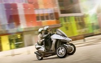 プジョーから3輪ハイブリッドスクーター…燃費は50km/リットル 画像