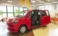 【福祉車両レポート】“プチバン”のポルテ/スペイドは、低床・大開口のスライドドアで移乗も簡単…まるも亜希子 画像
