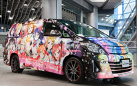 アムラックス東京にアニメ『ラブライブ!』の公式痛車「アルファード」が展示 画像