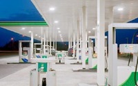 フィリップス、70%省エネのガソリンスタンド向けLEDキャノピー照明 画像
