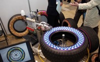 【IAAE 13】真っ黒なタイヤにも個性を…業界初、LACのタイヤプリンター 画像