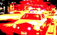 ガソリンスタンド内で乗用車暴走、事務所建物に突っ込む 画像