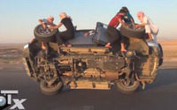 片輪走行でタイヤ交換に挑戦するFJクルーザー 画像