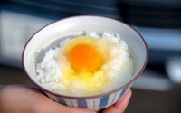 電気自動車で炊いたご飯に最高に合う「卵」を探す旅…三菱 アウトランダーPHEV 画像