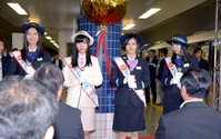 指原莉乃「駅全部に私たちのポスター貼りたい」……モノレール一日駅長 画像