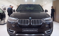 【モスクワモーターショー14】AK47で蜂の巣にされても大丈夫! BMW X5の防弾車が世界初公開 画像