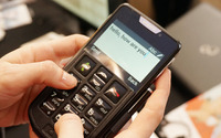 【MWC 2015】フリップカバーにテンキーを搭載するアイディア…シニアも使いやすいスマホ 画像