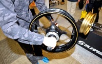 【東京モーターサイクルショー15】見て触って体感… アクティブ の“独自アトラクション”に驚きの声 画像