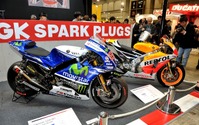 【東京モーターサイクルショー15】NGK、MotoGPマシン展示やスパークガールズ撮影会でにぎわう 画像