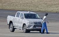 トヨタ ハイラックス 次期型、自動ブレーキテストの様子を捕捉! 画像