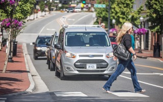 自動運転車と歩行者、コミュニケーションは可能?!…フォードがテスト 画像