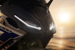 BMWのスポーツツアラー『R 1300 RS』、最強ボクサーエンジン搭載で全面進化 画像