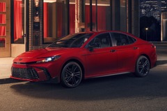 トヨタ『カムリ』2026年モデルに黒が冴える「ナイトシェード」設定 画像