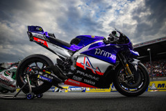 ヤマハのマシンがアルピーヌ70周年を祝福! MotoGP プリマ・プラマック・ヤマハの『YZR-M1』が特別カラーに 画像