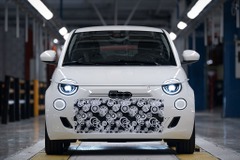 フィアット『500ハイブリッド』、先行生産車両を組み立て開始「手頃な価格の電動化」 画像