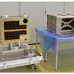 左:DIWATA-1　右:J-SSOD 50kg級用衛星搭載ケース