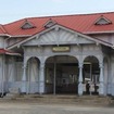 南海本線の浜寺公園駅。現在の駅舎は109年前に建てられたものだが、1月27日限りで閉鎖して仮駅舎（左）に切り替わる。
