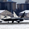 雪化粧した横田基地にF-22ラプターが次々と降りてくる。