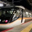 大阪と長野を結ぶ特急「しなの」が京都駅に到着。朝方の長野行きは0番ホームに、夜の大阪行きは7番ホームに滑り込む