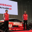 #1 NISMO の松田次生（左）と鈴木豊監督。クインタレッリはインフルエンザで欠席。