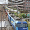 浜川崎と川崎新町の間を行く貨物列車。この写真奥に新たな小田栄駅ができる