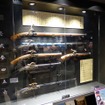 長篠設楽原PAの土産物売り場の一角には火縄銃の展示もある