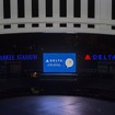 デルタ航空、ヤンキースタジアムに大型立体文字看板を新設（1）