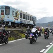スズキの大型バイク「隼」のラッピングを施した若桜鉄道のWT3301「宝くじ号」。運行初日はバイクとの並走イベントも行われた。