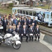 スズキの大型バイク「隼」のラッピングを施した若桜鉄道のWT3301「宝くじ号」。運行初日はバイクとの並走イベントも行われた。