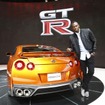 日産 GT-R の2017年型とウサイン・ボルト選手（ニューヨークモーターショー16）