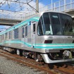 8月から順次運行を開始する南北線9000系1次車のリニューアル車。「ウェーブデザイン」の帯が上下に設けられる。