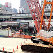 地下を行く渋谷川の移設工事や、東横線渋谷駅の解体、新たに建てられる東棟の基礎工事などがすすむ東口エリア