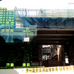 銀座線の線路脇に建ち始めた新たな軌道桁。銀座線の新しいホームは現ホームの130m東側（渋谷ヒカリエ側）にできる