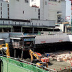 地下を行く渋谷川の移設工事や、東横線渋谷駅の解体、新たに建てられる東棟の基礎工事などがすすむ東口エリア