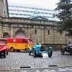 日本銀行本店前に展示されたブガッティと日産タイプ80バン