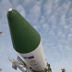 射点に立てられるプログレス補給船（63P）を搭載したソユーズロケット