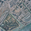 1975年ころの築地上空。汐留駅と築地市場の間に、S字を描くように線路が敷かれている