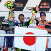 MotoGP第4戦スペインGPの表彰式で、熊本にエールを送る日本国旗が振られた