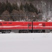 JR貨物のEH800形。新幹線と在来線の共用区間用として開発された。
