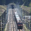 青函トンネルとその前後の線路は、在来線（1067mm軌間）と新幹線（1435mm軌間）の両方が走れるよう、3本のレールが敷かれている。