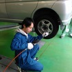 「春の学生整備プロジェクト」でタイヤ交換を行う石巻専修大学の学生