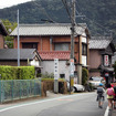 伊勢神宮、内宮と外宮を結ぶ旧街道・古市参宮街道を歩く。江戸時代のにぎわいを感じる猿田彦神社や麻吉旅館へ（AIR & BUS成田発伊勢行きツアー）
