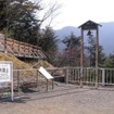 奥大井湖上駅のホームと駅名標。「幸せを呼ぶ鐘『ハッピー・ハッピー・ベル』も設置されている。