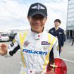 居合わせたスタッフや、記者とハイタッチしながらメディアセンターの中へ。