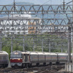 キハ261系新塗色車（左）とすれ違いながら札幌駅4番ホームに入線する復路の上野行き列車。札幌運転所からの回送もDF200形が担当した。