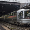 ラウンジカーのカハフE26形をバックに発車を待つ復路列車。定期列車時代と変わらぬ光景。