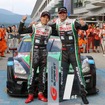 GT500クラス優勝のKONDO RACING 佐々木大樹選手とM・クルム選手（2015年）