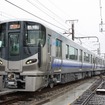 阪和線用の225系改良車。7月1日から営業運転に入る。