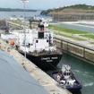 大西洋側「アグア・クララ水門」を通航する「LYCASTE PEACE」